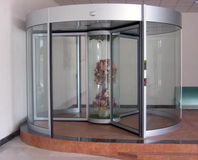 三翼带展箱旋转门